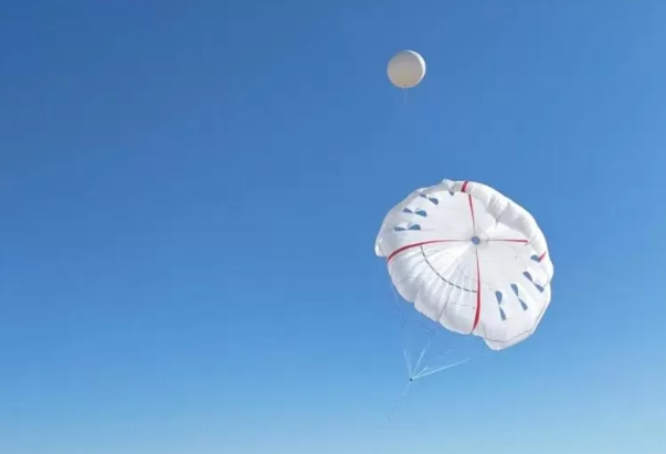 China Terbangkan Layang-Layang Terbesar di Dunia di Mongolia untuk Pembangkit Listrik